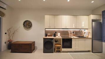 Deluxe Suite, Balcony, Sea View | Private kitchen