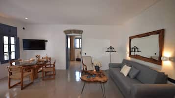 Deluxe Suite, Balcony, Sea View | Ruang tamu | 50 inci sebuah televisyen pintar dengan kabel