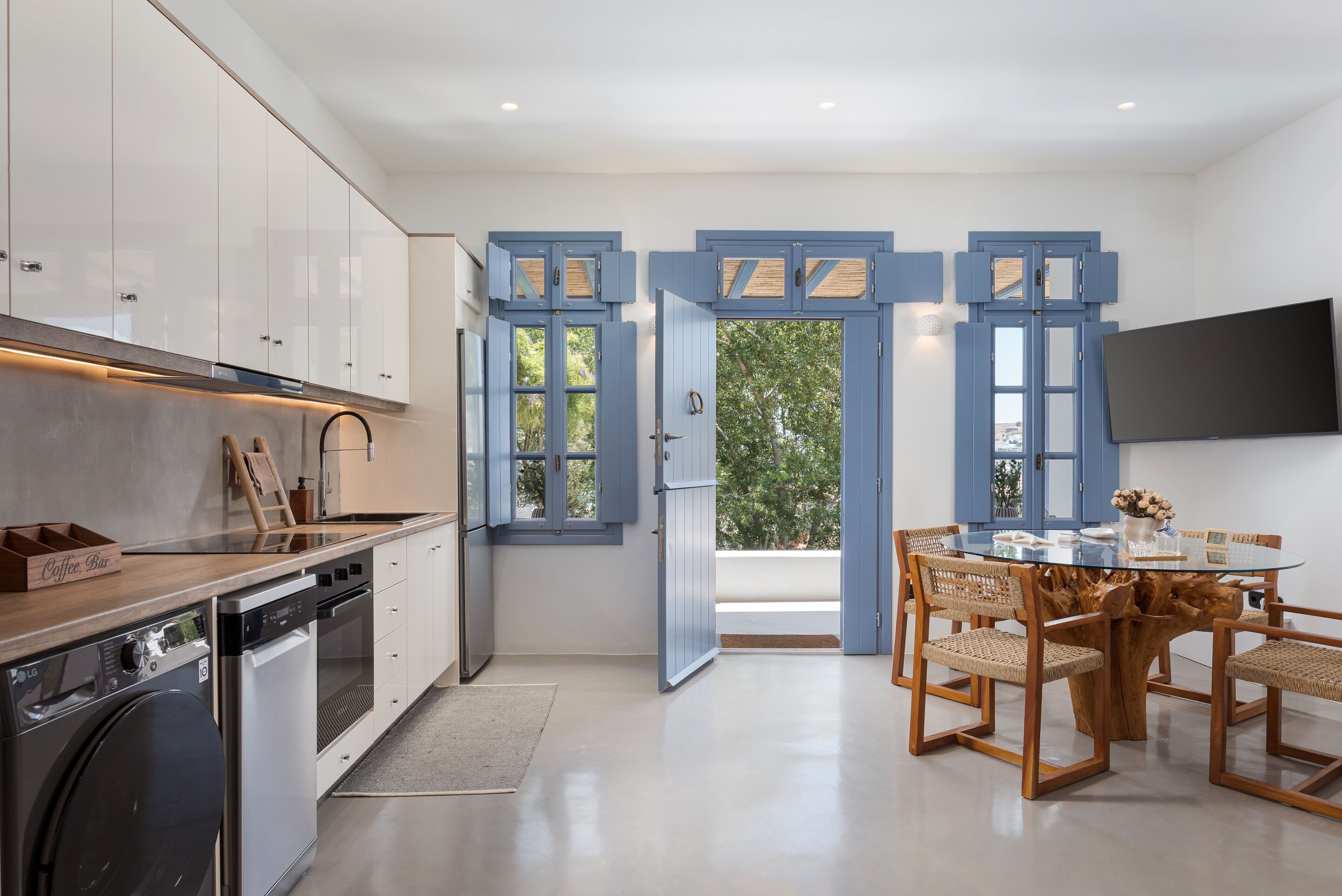 Deluxe Suite, Balcony, Sea View | Dining room