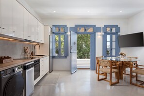 Deluxe suite, balkon, uitzicht op zee | Dineerruimte