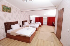 Habitación triple estándar | Escritorio, espacio para trabajar con un portátil, wifi gratis