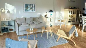 A living room with a sofa, coffee table, chairs, and a rug. - Summer house near bathing jetty at Fynshoved (Martofte)