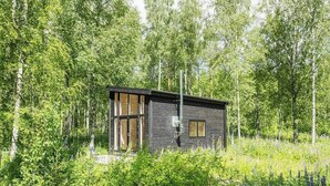 A small, modern cabin surrounded by dense forest. - Minimalist cabin with forest views in Arvika (Arvika)