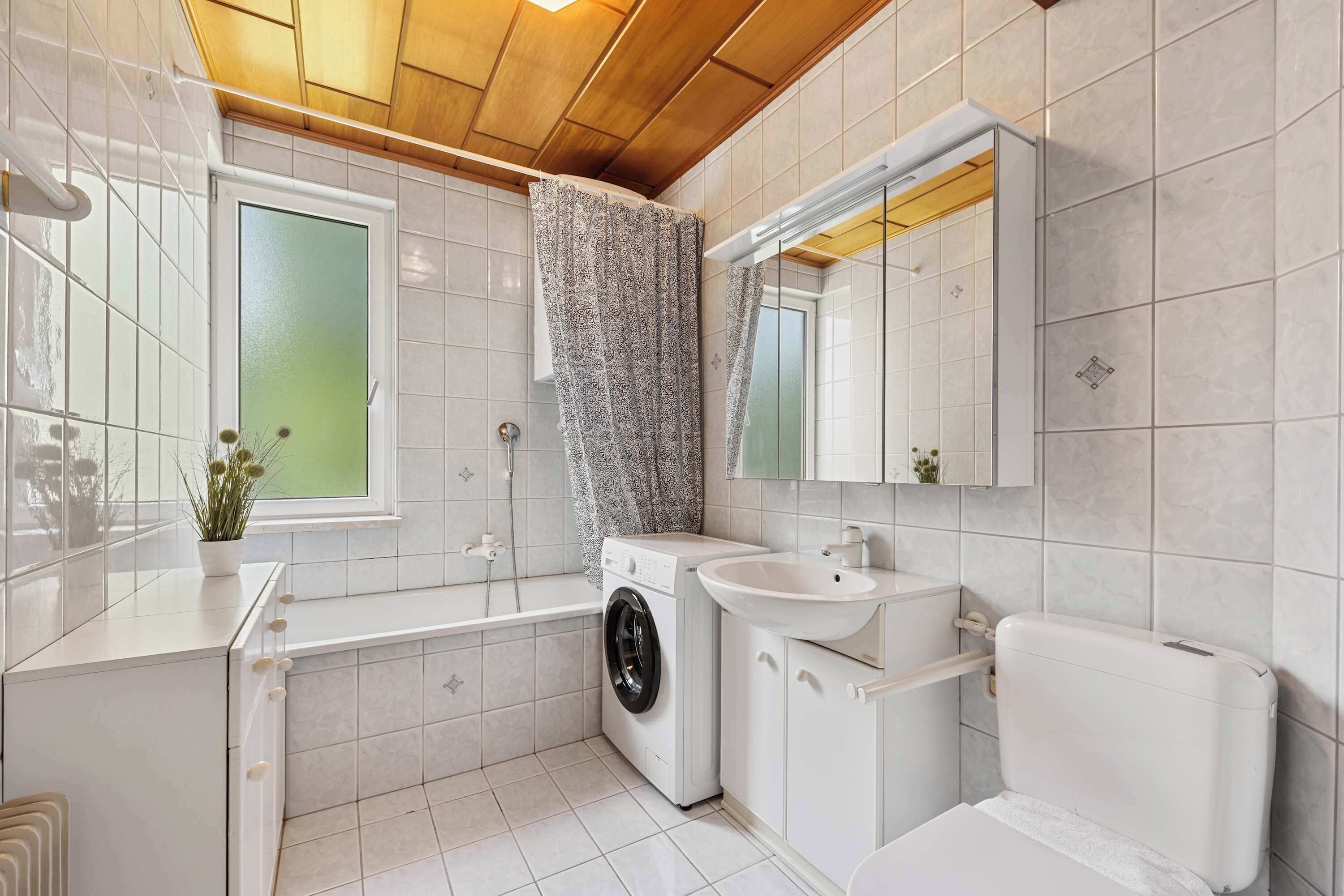 Shower, hair dryer, towels, shampoo