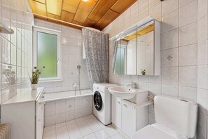 Shower, hair dryer, towels, shampoo - Lakeside Apartment | Kitchen | Parking (Velden am Wörthersee)