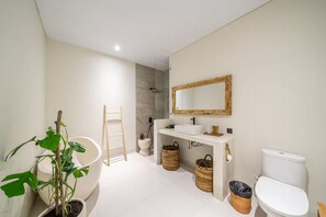 Batas, pantuflas, bidet