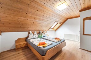 Escritorio, wifi y ropa de cama 