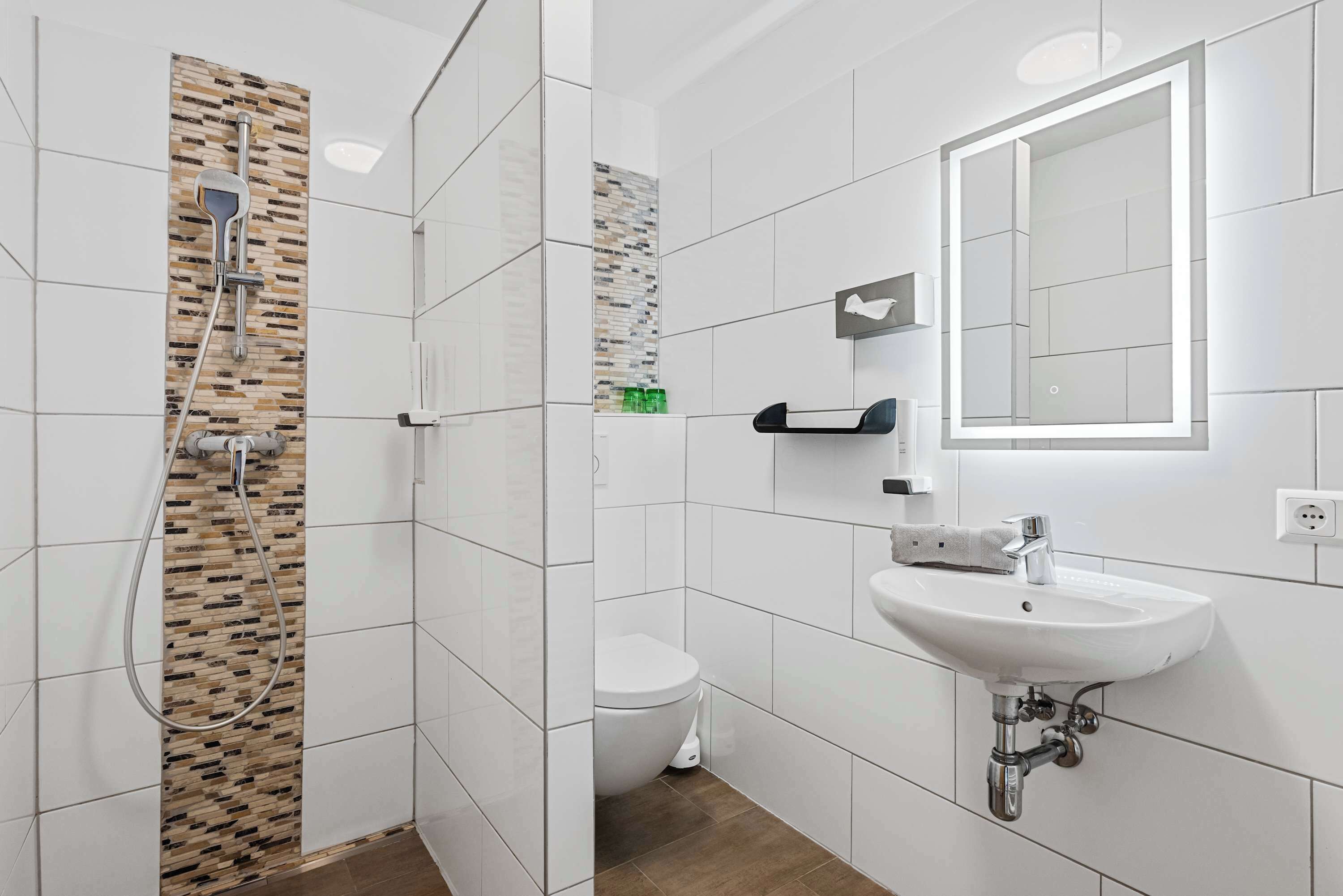 Dusche, Haartrockner, Handtücher, Shampoo