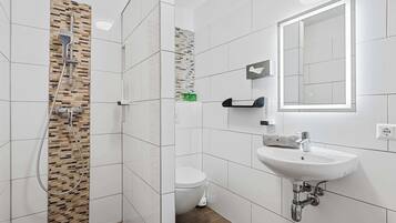 Dusche, Haartrockner, Handtücher, Shampoo