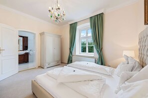 Desk, WiFi, bed sheets