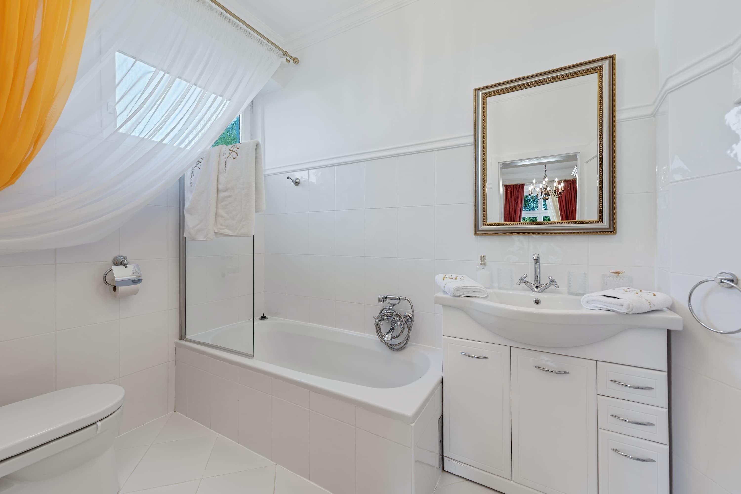 Un baño moderno con bañera, lavamanos e inodoro.