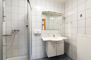 Shower, hair dryer, towels, shampoo