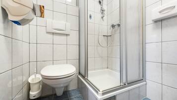 Dusche, Haartrockner, Handtücher, Shampoo
