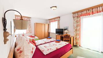 Desk, WiFi, bed sheets