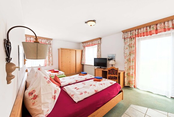 Desk, WiFi, bed sheets
