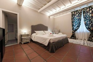 A bedroom with a bed, bedside table, and curtains. - Stone farmhouse in the Chianti hills (Montaione)