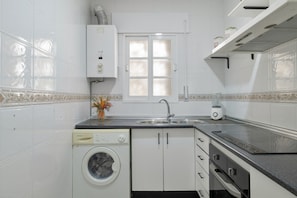 Fridge, microwave, stovetop, coffee/tea maker - Holiday Home 'Playa De Conil' with Wi-Fi (Conil de la Frontera)