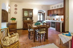 Dining - Medieval tower with terrace in Rasiglia (Rasiglia)
