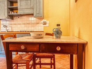 Fridge, stovetop, coffee/tea maker, cookware/dishes/utensils - Casa al Sasso - Apartment 1 (Poggiolforato)