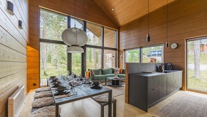 Een modern interieur met een eethoek, een bank en een keuken.