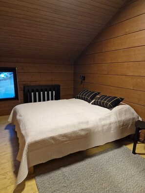 Desk, iron/ironing board, WiFi, bed sheets