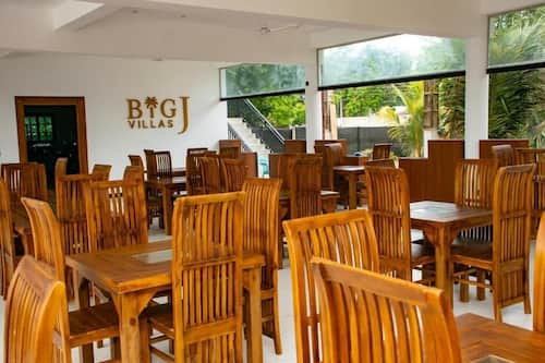 Deluxe Double Room, Garden View | Dining