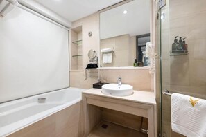 Basic-Studio, Stadtblick | Badezimmer | Hausschuhe