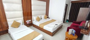 Desk, free WiFi - Hotel VVS Near Delhi Airport (New Delhi)