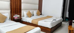 Desk, free WiFi - Hotel VVS Near Delhi Airport (New Delhi)