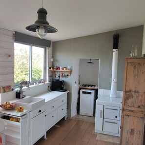 Private kitchen - House close to town, at the foot of the via Domitia cycle path (Apt)
