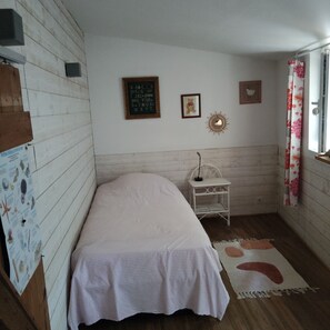 2 bedrooms, iron/ironing board, bed sheets - House close to town, at the foot of the via Domitia cycle path (Apt)