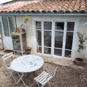Outdoor dining - House close to town, at the foot of the via Domitia cycle path (Apt)
