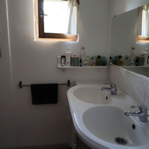 Shower, towels, soap, toilet paper - House close to town, at the foot of the via Domitia cycle path (Apt)
