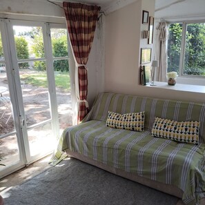 TV - House close to town, at the foot of the via Domitia cycle path (Apt)