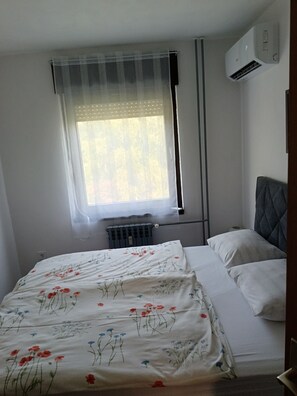 1 bedroom, WiFi - Self-check in 1-bedroom apartment with AC in charming Vinkovci (Vinkovci)