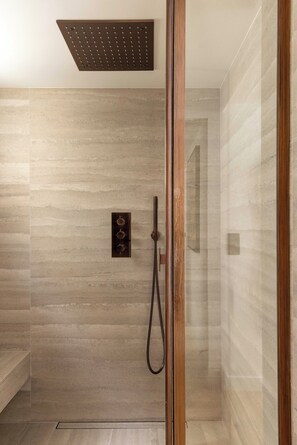 Appartement | Salle de bain | Sèche-cheveux, serviettes fournies, shampoing