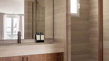 Apartment | Bathroom | Hair dryer, towels, shampoo