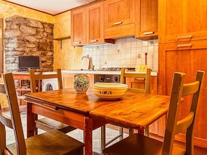 Fridge, oven, stovetop, coffee/tea maker
