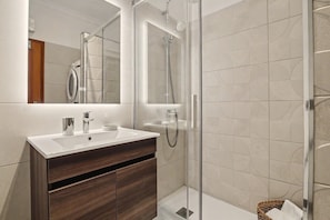 Dusche, Haartrockner, Handtücher