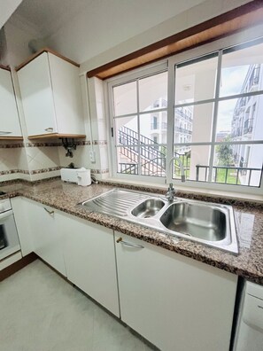 Fridge, microwave, oven, stovetop - Sun & Green Apartment – Near Tavira and the Beach (Conceição)