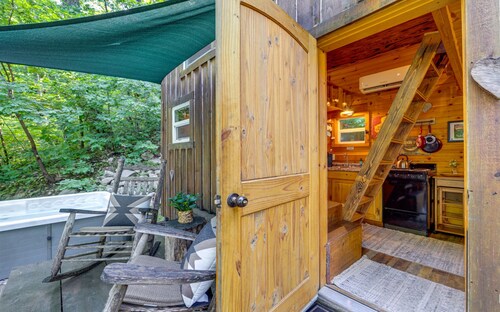 Cozy cabin near Hiking and Rafting