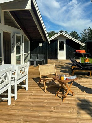 Outdoor dining - Wooden house with south-facing garden near Reersø (Gørlev)
