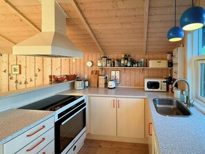 Microwave, oven, dishwasher, coffee/tea maker - Wooden house with south-facing garden near Reersø (Gørlev)