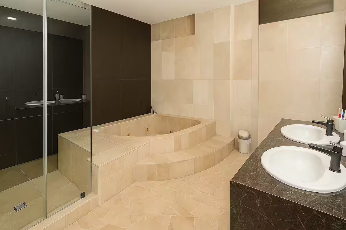Shower, jetted bath, hair dryer, towels