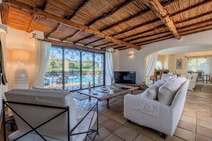 Villa, 5 Bedrooms, Private Pool | Living room - Villa Flor, Exclusive Property With Pool in Stintino (Stintino)