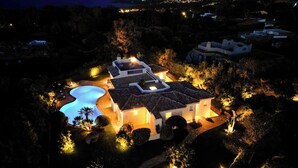 A large house with a swimming pool, surrounded by trees and illuminated by artificial lighting. - Villa Flor, Exclusive Property With Pool in Stintino (Stintino)