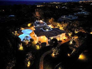 A large house with a swimming pool, surrounded by trees and illuminated by artificial lighting. - Villa Flor, Exclusive Property With Pool in Stintino (Stintino)