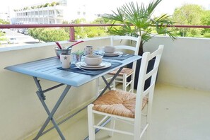 Outdoor dining - Studio with pool close to the beach and restaurants (La Rochelle)