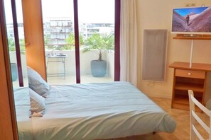 Room - Vrbo Property (La Rochelle)