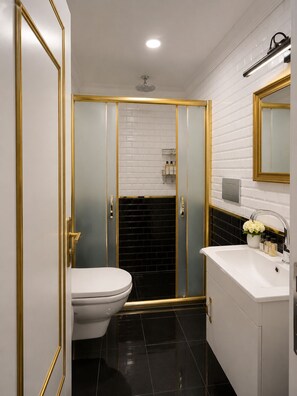 Shower, pengering rambut, sandal, dan handuk